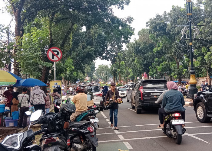 Warga Buru Takjil untuk Buka Puasa Hari Pertama, Padati Jalan Stadion Pakansari