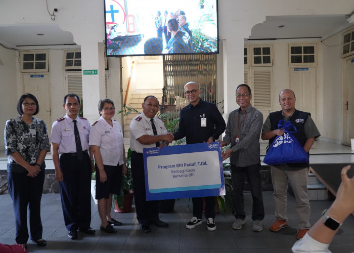 BRI Regional Office Bandung - PKK BRILian Salurkan Paket Sembako ke GMAHK dan Bala Keselamatan
