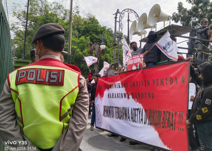 Massa Aktivis Pemuda dan Mahasiswa Bandung Datangi PN Bandung