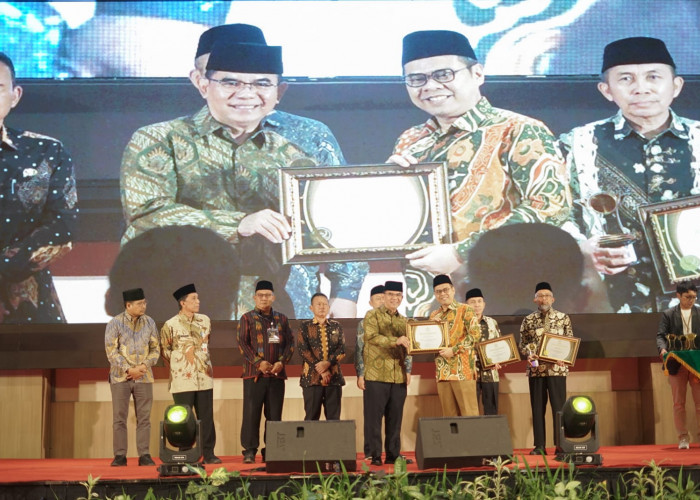 Aktif Dukung Pengelolaan Zakat di Daerah, Bupati Bandung Raih Anugerah BAZNAS Jabar Award 2024