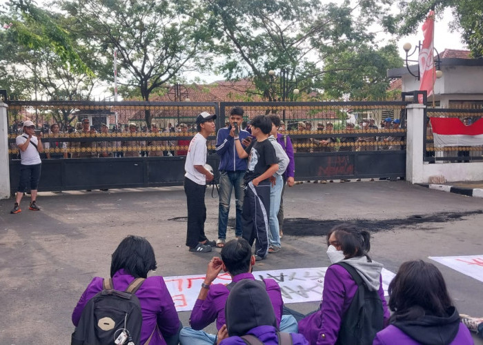 Remaja Ikut Orasi di Tengah Lautan Massa Aksi di Depan Gedung DPRD Kota Bogor