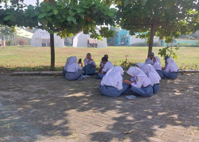 Usai Ambruk Atap Sekolah, Pelajar SMK Negeri 1 Cileungsi Lebih Pilih Belajar di Halaman Sekolah