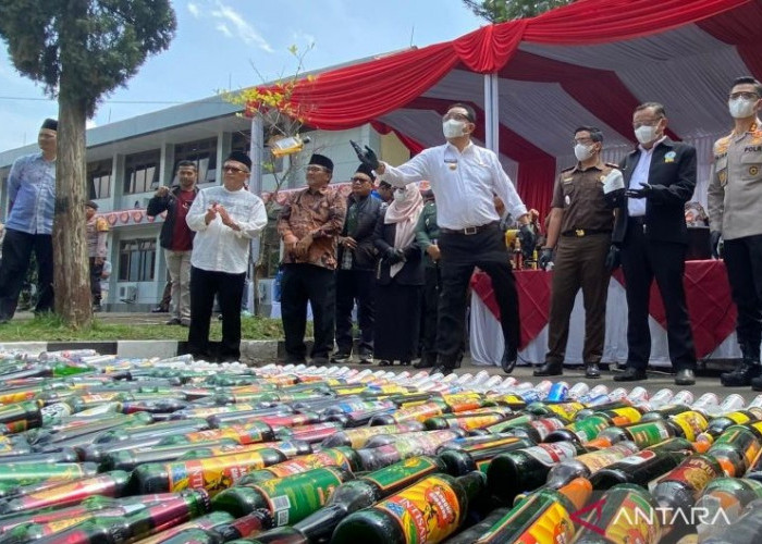 Polres Garut Lakukan Operasi Rutin, Musnahkan Ribuan Botol Miras dan Knalpot Bising