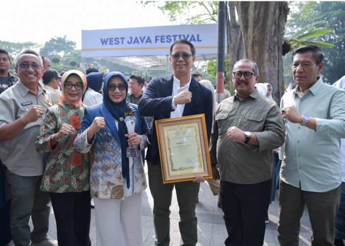 Diserahkan Bey Machmudin, Pemkab Bandung Terima Tiga Penghargaan Posyandu Tingkat Jabar