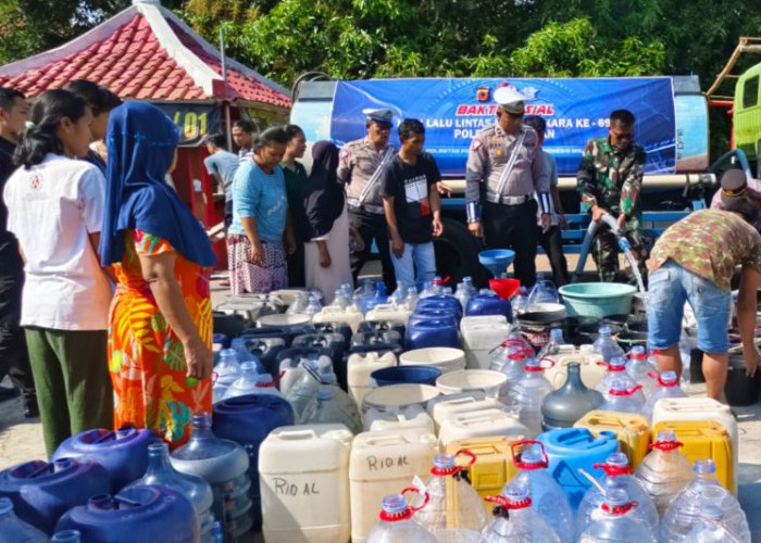 Polres Kuningan Salurkan 8.000 Liter Air Bersih untuk Warga yang Terdampak Krisis Air