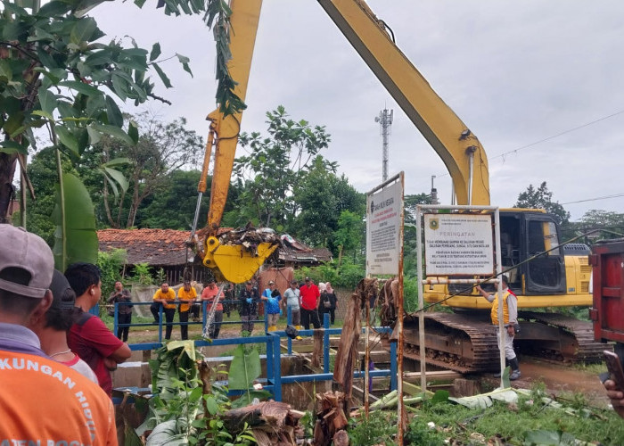 Bersihkan Dam Cikaret Gunakan 13 Truk Pengangkut Sampah dan 1 Beko