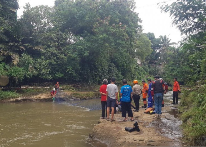 Tim SAR Gabungan Lanjutkan Pencarian Anak Hanyut di Sungai Ciliwung, Bogor