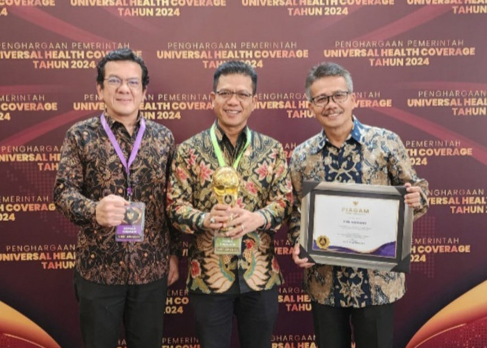 Cakupan JKN-KIS Lampaui Target Nasional, Bupati Bandung Terima UHC Award