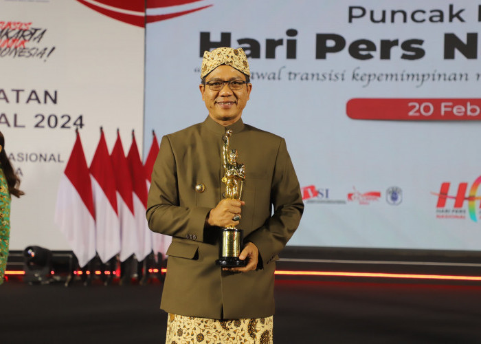 Disaksikan Jokowi, Bupati Dadang Supriatna Raih Anugerah PWI Pusat di Hari Pers Nasional 2024