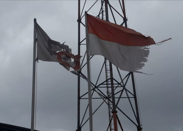 Miris! Bendera Merah Putih Kusam dan Sobek Berkibar di TPPS Ciparay Kab.Bandung