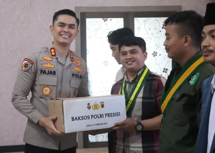 Mahasiswa dan Buruh Mendapatkan Paket Sembako dari Polres Garut