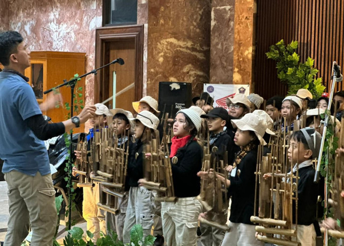 Nenek 83 Tahun Berkompetisi di Pasanggiri Angklung AHM