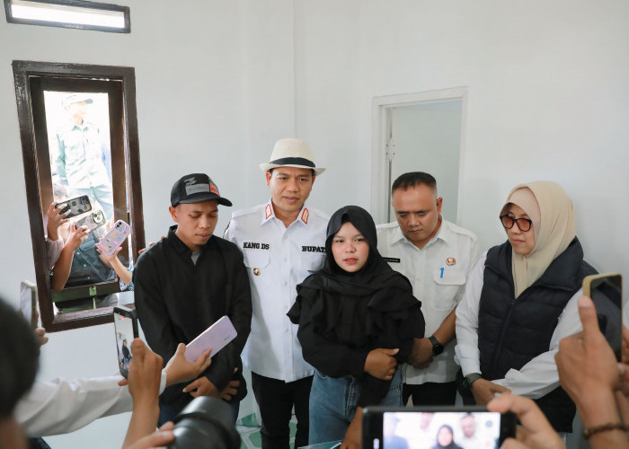 Bupati KDS Hadiahkan Rumah Baru untuk Keluarga Ato dan Desi