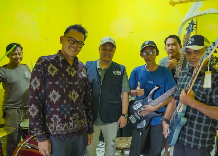 BRI Salurkan Bantuan Alat Musik untuk Dua Komunitas Seni di Sukabumi, Dorong Kreativitas Pemuda dan Pelestaria