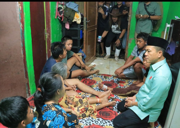 Tak Kenal Lelah, Tengah Malam Cabup Bandung Kang DS Tinjau Korban Banjir di Solokanjeruk dan Baleendah