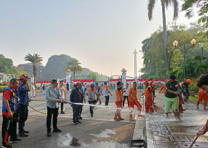 Persiapan HUT RI ke-79, 500 Personel Gabungan Bersihkan Kawasan Monas   