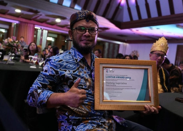 Terima Penghargaan Lontar Award dari SPP, Bupati Bandung: Media Adalah Sahabat   