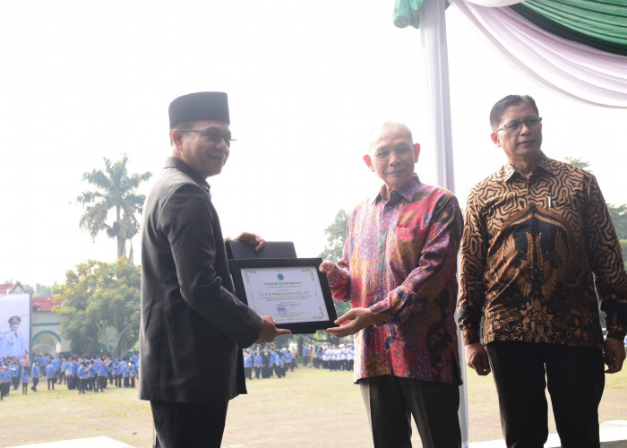 Bupati Dadang Supriatna Terima Penghargaan dari Universitas Langlangbuana Bandung 