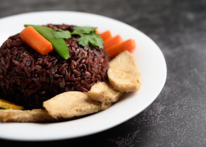 5 Manfaat dan Kandungan yang Dimiliki Nasi Merah, Bisa Bantu Diet Juga Lho!
