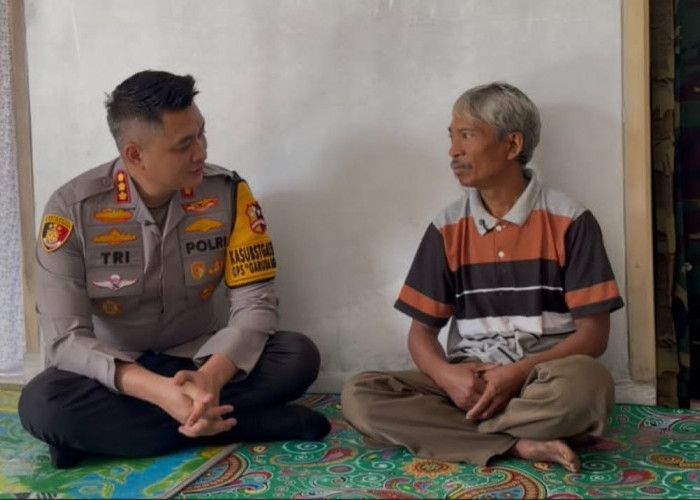 Kisah Perjuangan Penjual Sapu Lidi Keliling di Cicalengka, Kapolresta Bandung: Ini Contoh yang Baik