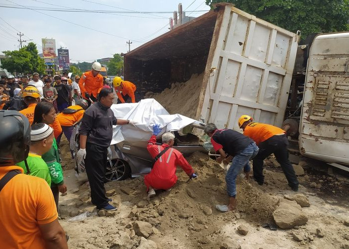 Mobil Tertimpa Truk Pasir di Semarang, Tiga Orang Terjepit dan Dievakuasi