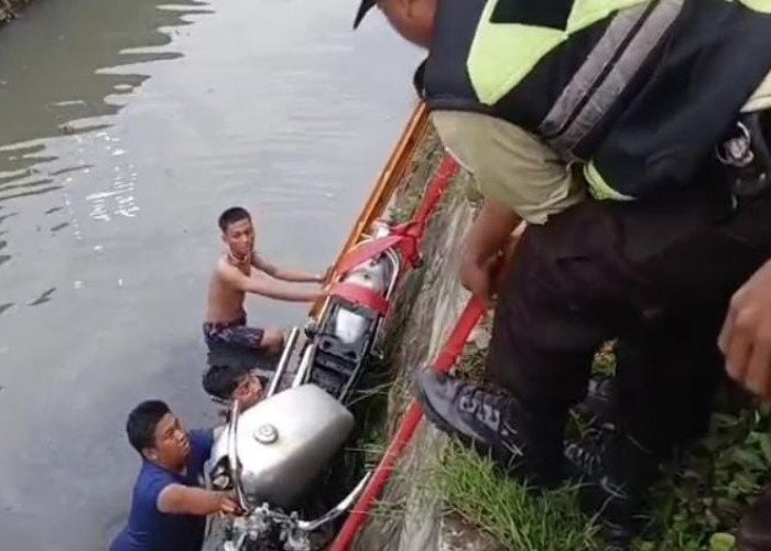 Dinas Pemadam Kebakaran dan Penyelamatan Kabupaten Bogor Evakuasi Motor yang Tercebur ke Kali