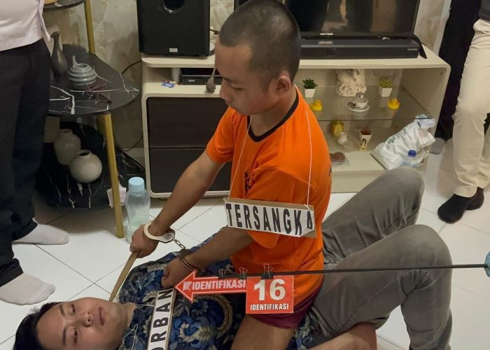 Polres Sukabumi Lakukan Rekonstruksi Pembunuhan Terhadap Pria Penyuka Sesama Jenis