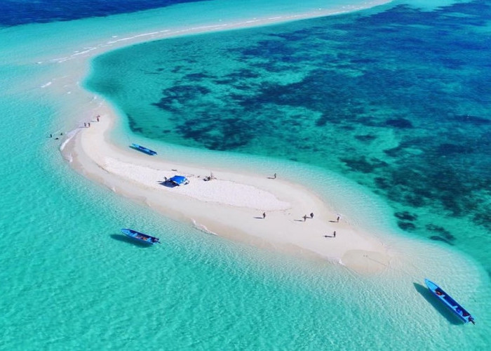 Pesona 5 Pantai Indah di Maluku yang Wajib Anda Kunjungi!