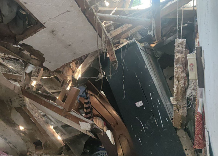 Rumah Janda Tiga Anak Ambruk Akibat Hujan Deras