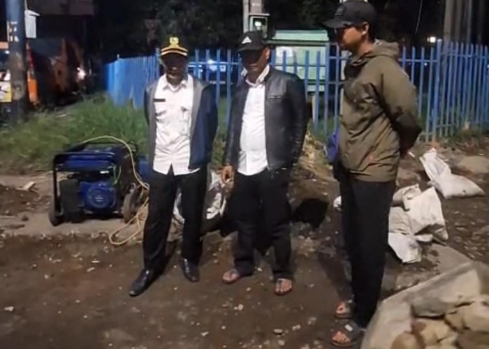Keluhan Warga Langsung Ditindak, Lurah Baleendah Pantau Perbaikan Jalan hingga Tengah Malam
