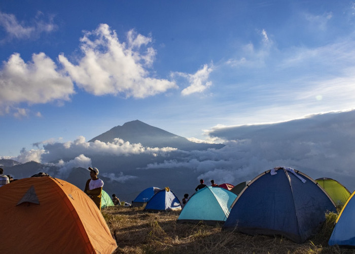 6 Rekomendasi Wisata Alam Pegunungan Yang Cocok Untuk Pendakian, Sunrise nya Cantik Banget!