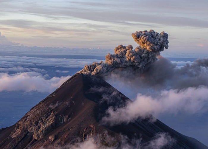 7 Daftar Gunung Api Aktif di Jawa Barat dengan Fenomena Alam yang Menakjubkan!
