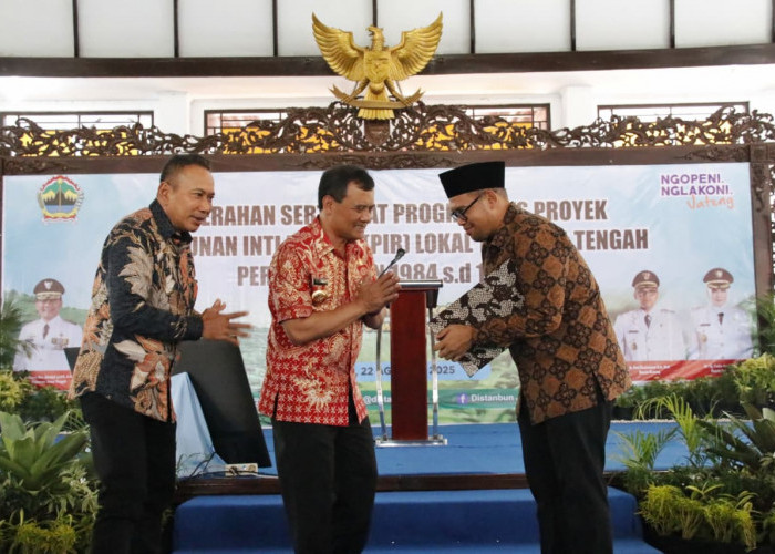 Hutang Petani Eks Proyek PIR Dihapus, Gubernur Ahmad Luthfi Bagikan 1.065 Sertifikat Tanah