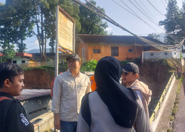 Jembatan Hankam yang Amblas Akibat Hujan Deras: Penghubung Jalur Wisata dan Akses Jalan Utama Sekolah