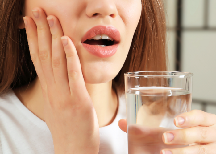Meredakan Sakit Gigi dengan Air Garam, Mitos atau Fakta?