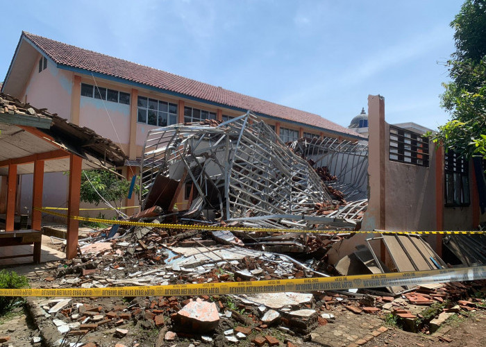SMKN 1 Gunung Putri Laksanakan KBM Daring Imbas 5 Bangunan Roboh dan Puluhan Pelajar Luka