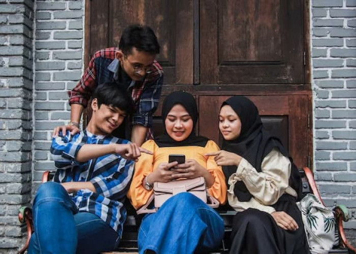 Rekor! Orang Indonesia Main HP Paling Lama di Dunia Kira-kira 6 Jam/Hari
