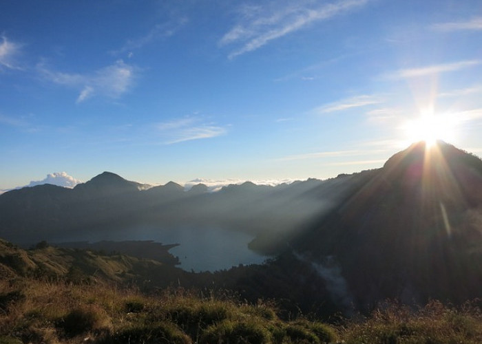 Bingung Mau Liburan Kemana? Ini 5 Rekomendasi Gunung di Indonesia Favorit Pendaki, Panorama Alam Memukau