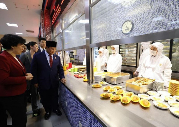 Momen Ketika Prabowo Berkunjung ke Program Makan Siang Gratis di Beijing