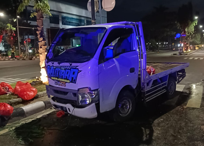 Mobil Pengangkut Ayam Tabrak Tiang PJU dan Pembatas Jalan, Sopir Diduga Kurang Konsentrasi