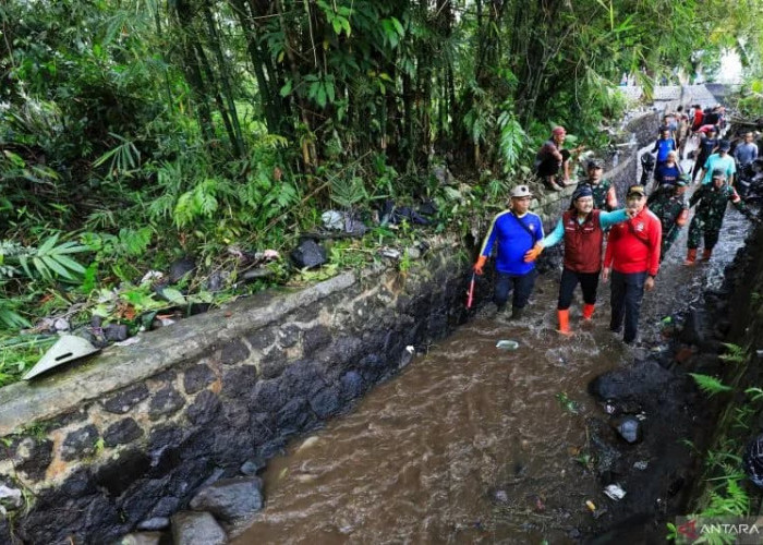 Mensos Gus Ipul Bareng Komeng Bersih-bersih Kali Cikole di Bogor