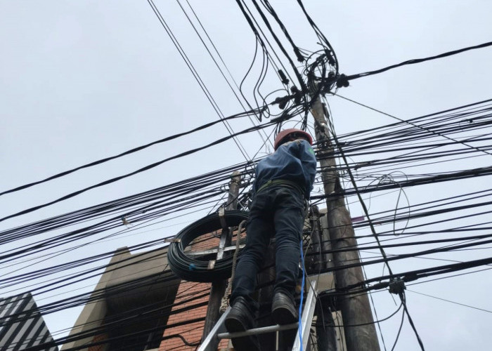 Kepedulian PLN Icon Plus Terhadap Masyarakat dengan Melakukan Perapihan dan Penertiban Kabel Optik