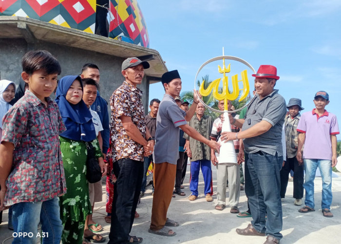 Dadan Tri Yudianto Bantu Kubah Masjid Al-Ishlah Cipariuk Kecamatan Salopa