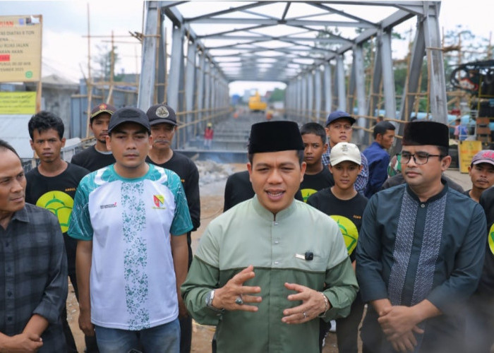 Tinjau Progres Jembatan Dayeuhkolot, Bupati Bandung Imbau Warga Bersabar Selama Perbaikan