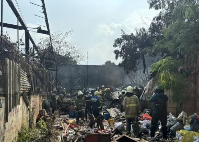 Damkar Lakukan Evakuasi terhadap Semua Karyawan Pabrik dari Kebakaran di Bandung
