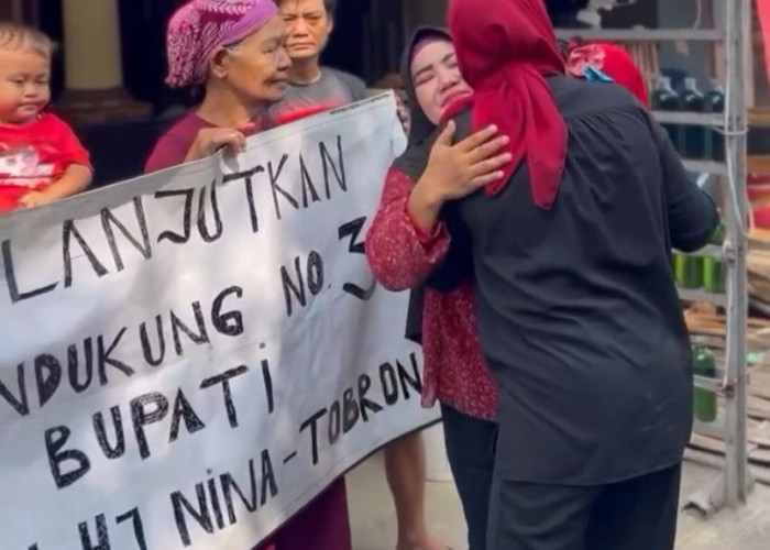 Nina Agustina Dibuat Terharu saat Ditepuk-tepuk Pundak oleh Warga: Ibu yang Sabar, Harus Kuat