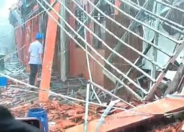Bangunan SMKN 1 Gunung Putri Roboh Imbas Hujan Deras dan Angin Kencang