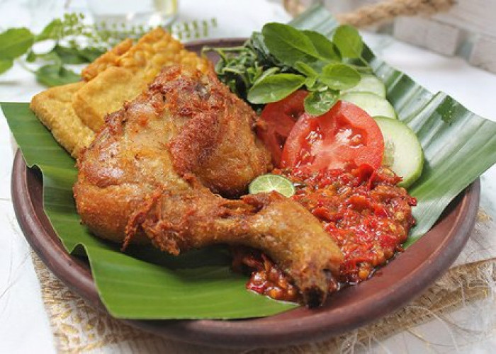 Sensasi Pedas dan Lezat Ayam Penyet Kuliner Khas Indonesia, Ini Resepnya