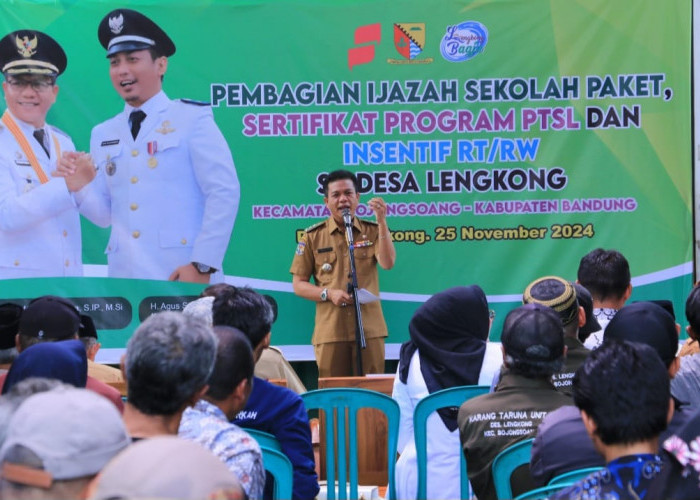 Bupati Bandung Serahkan Ijazah Paket Sekolah serta Sertifikat PTSL dan Insentif RT dan RW