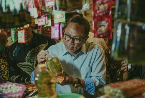 Cerita Mendag Zulkifli Hasan Bagikan Uang ke Pedagang Pasar